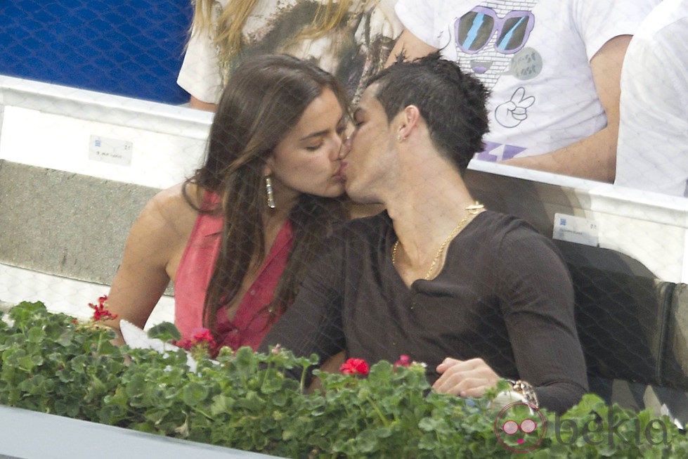 Cristiano Ronaldo e Irina Shayk se besan en el Masters 1000 de Madrid 2012