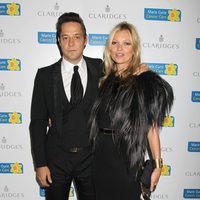 Jamie Hince y Kate Moss en la gala de la Marie Curie Cancer Care Fundraiser