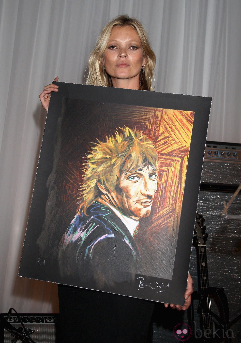 Kate Moss con un retrato de Ronnie Wood en la gala de la Marie Curie Cancer Fundraiser