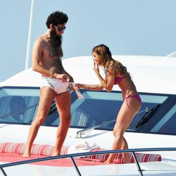 Elisabeta Canalis y Sascha Baron a bordo de un barco en Cannes