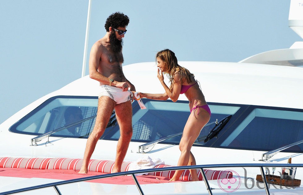 Elisabeta Canalis y Sascha Baron a bordo de un barco en Cannes