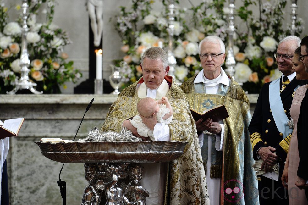 El arzobispo Anders Wejryd bautiza a Estela de Suecia