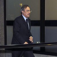 Florentino Pérez en la capilla ardiente de su mujer Pitina