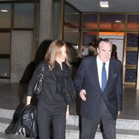 Fernando Fernández Tapias y Nuria González en el tanatorio de Pitina