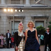 Lily Cole y Vivienne Westwood en un homenaje a Isabel II en la Academia de las Artes