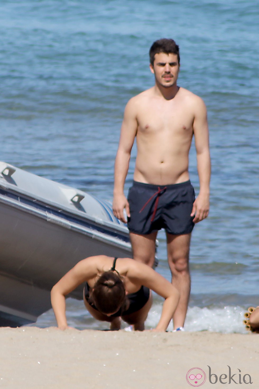 Javier Hernández con el torso desnudo en el rodaje de 'El Barco'