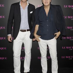 Luis Medina y Mario Testino en la inauguración de una discoteca