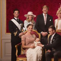 Foto oficial de Estela de Suecia con sus padres y padrinos en su bautizo