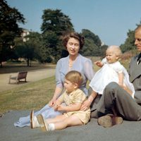 La Reina Isabel y el Duque de Edimburgo con los Príncipes Carlos y Ana en 1951