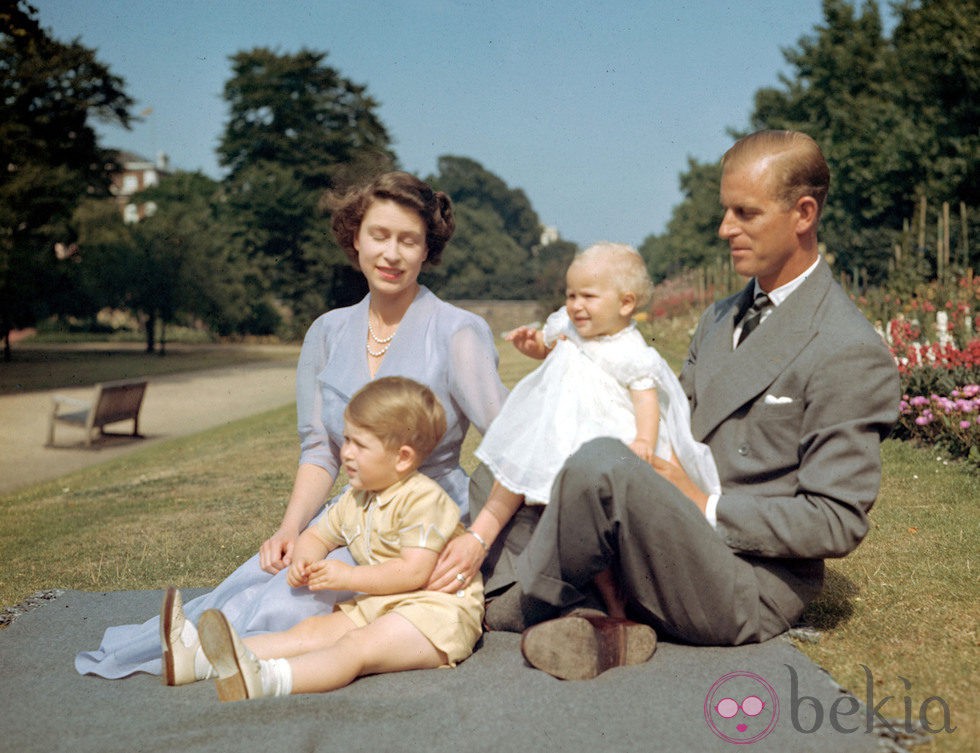 La Reina Isabel y el Duque de Edimburgo con los Príncipes Carlos y Ana en 1951