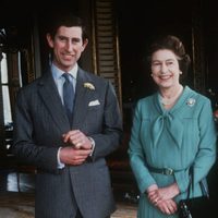 La Reina Isabel con el Príncipe Carlos de Inglaterra y Lady Di en 1981