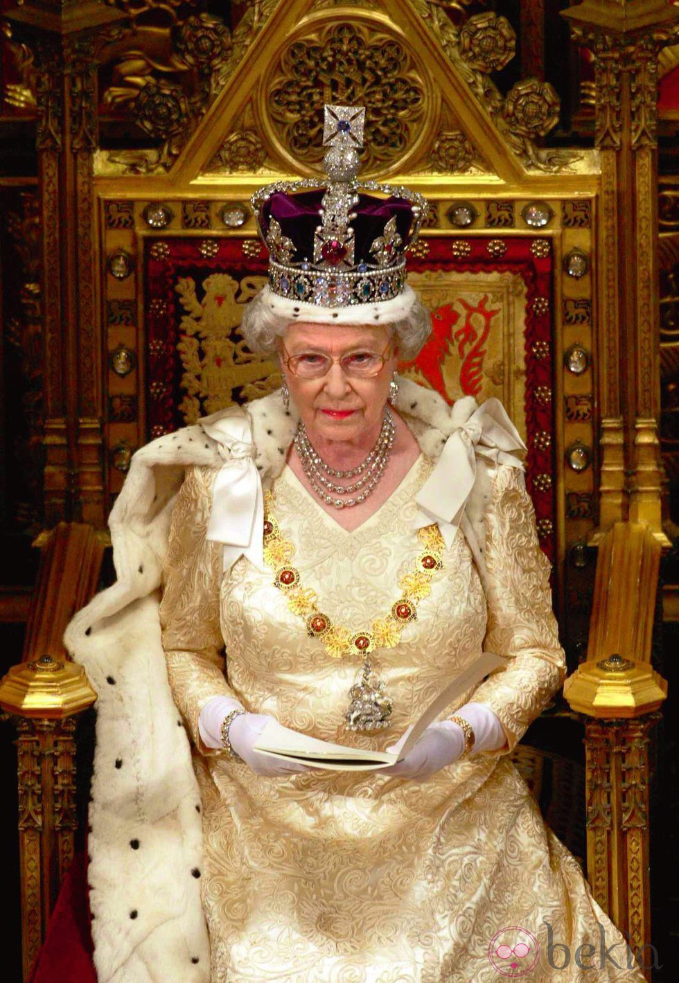 La Reina Isabel en la apertura del Parlamento en 2002