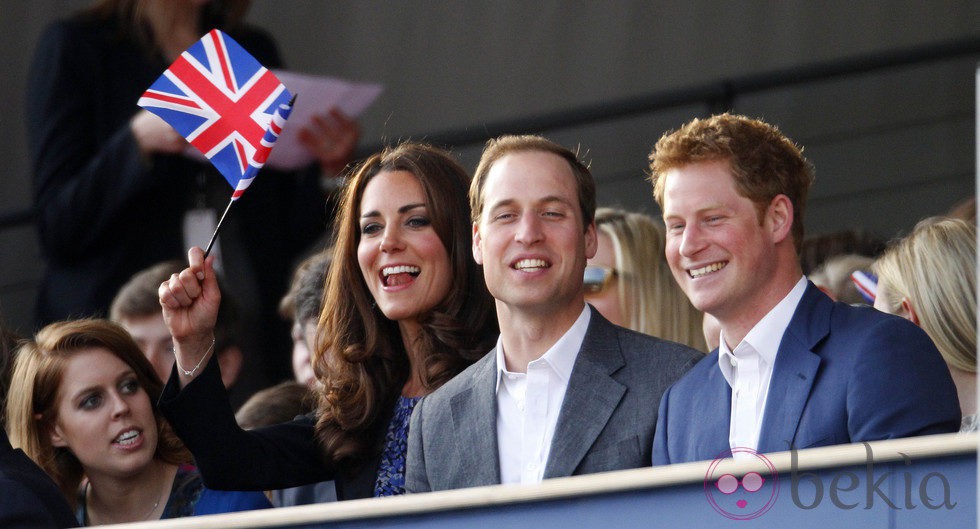 Beatriz de York, los Duques de Cambridge y el Príncipe Harry en el concierto del Jubileo