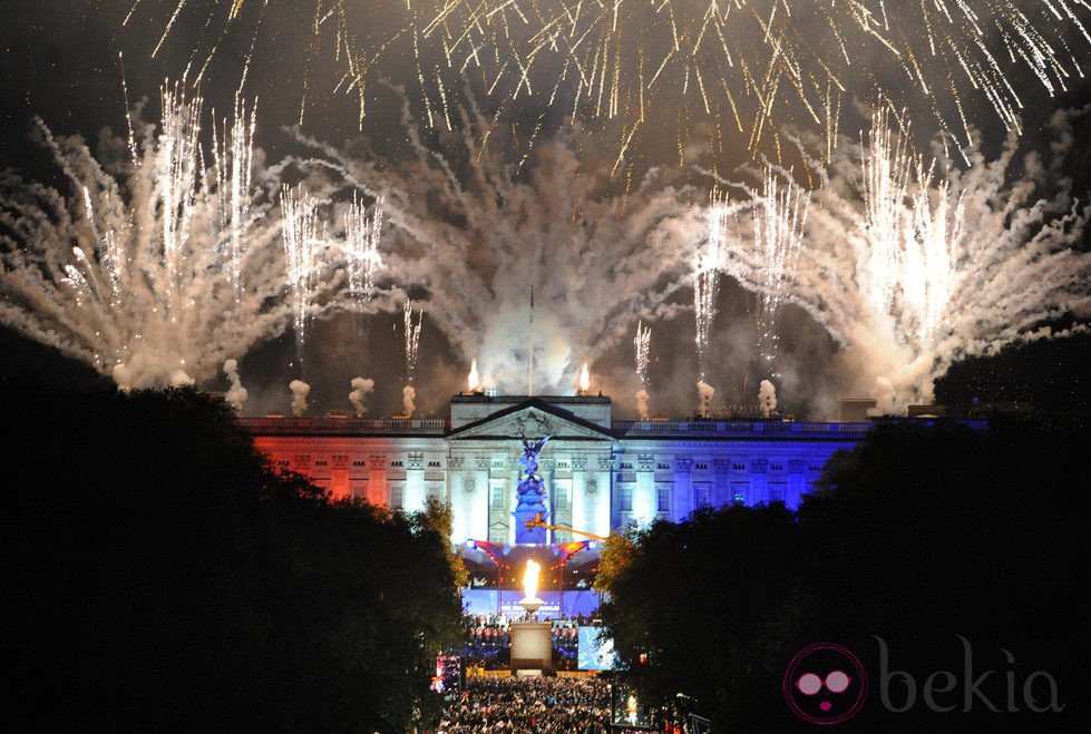 Fuegos artificiales en el concierto del Jubileo de Diamante de la Reina Isabel