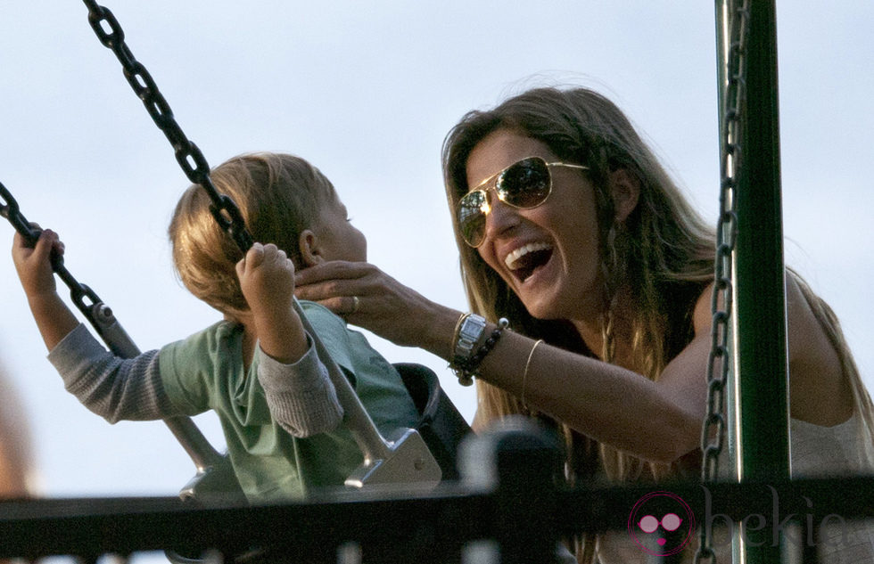 Gisele Bündchen con su hijo Benjamin en el parque