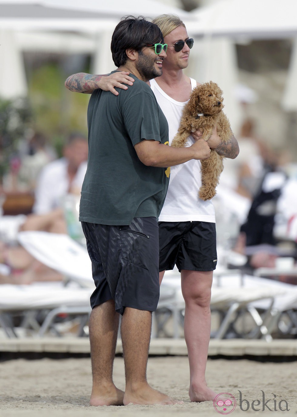 Guti y Wally López en una playa de Ibiza