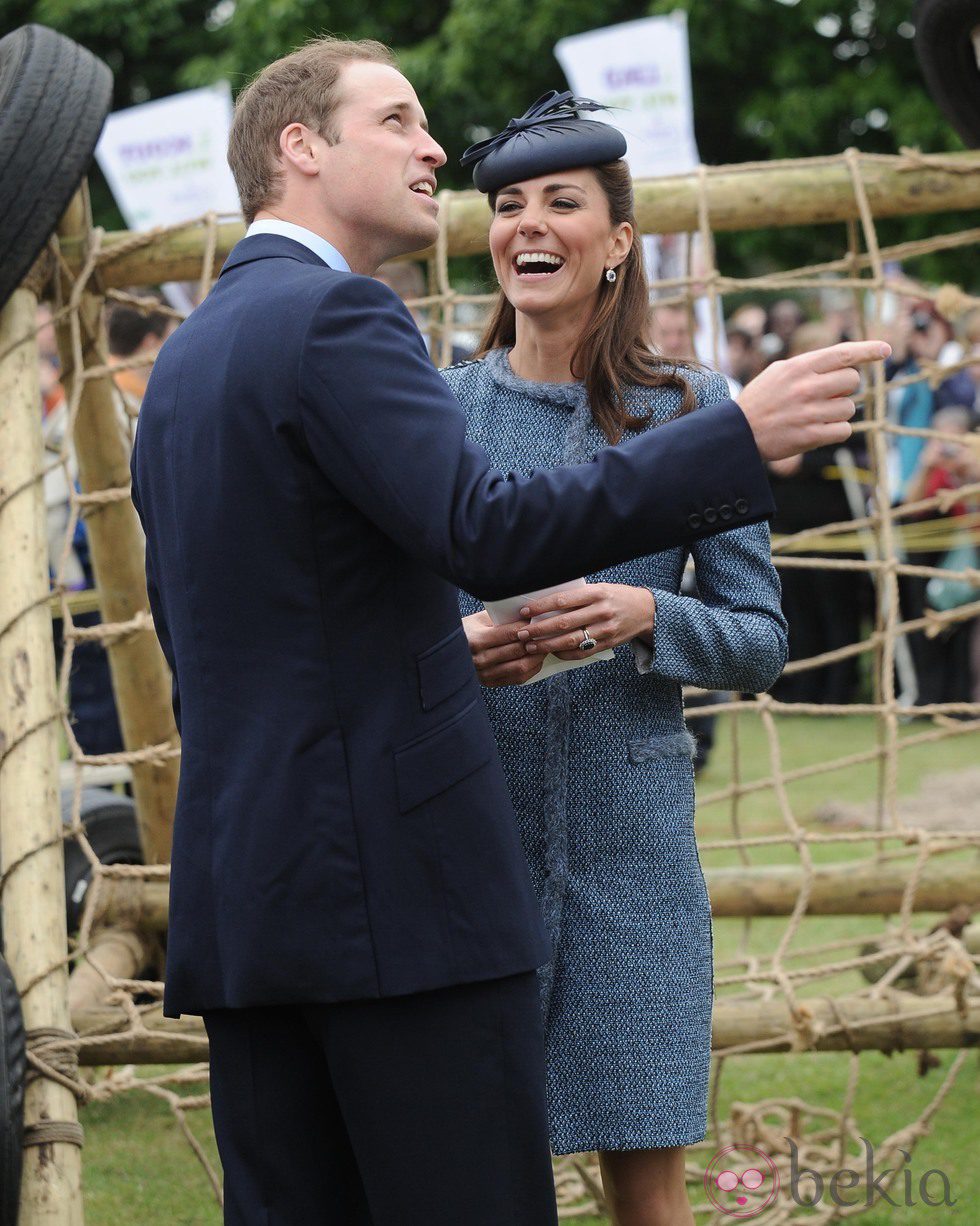 Los Duques de Cambridge bromean durante su visita a Nottingham