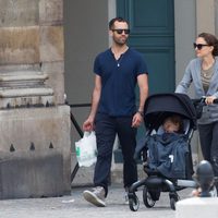 Natalie Portman pasea por París con su marido Benjamin Millepied y su hijo Aleph