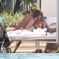 Doutzen Kroes y Sunnery James besándose en una piscina de Miami