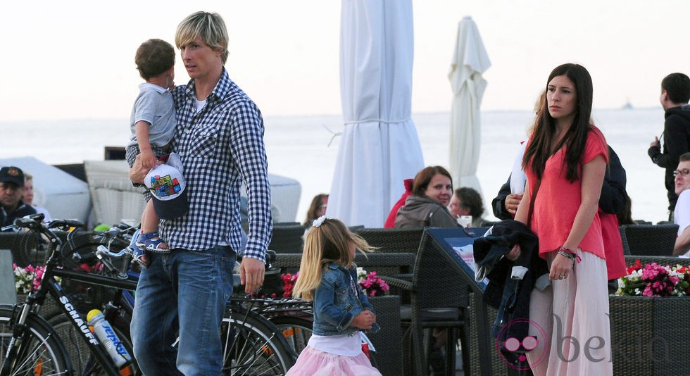 Fernando Torres con su mujer Olalla Domínguez y sus hijos Leo y Nora en Polonia