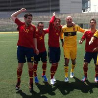 Estopa junto algunos jugadores de La Roja en el making of 'Showtime 2.0', canción ofcial de la Eurocopa 2012