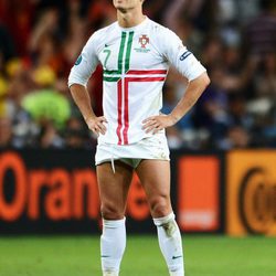 Cristiano Ronaldo hundido tras perder el partido de la semifinal de la Eurocopa 2012