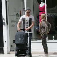 Elsa Pataky y Chris Hemsworth con su hija en Londres