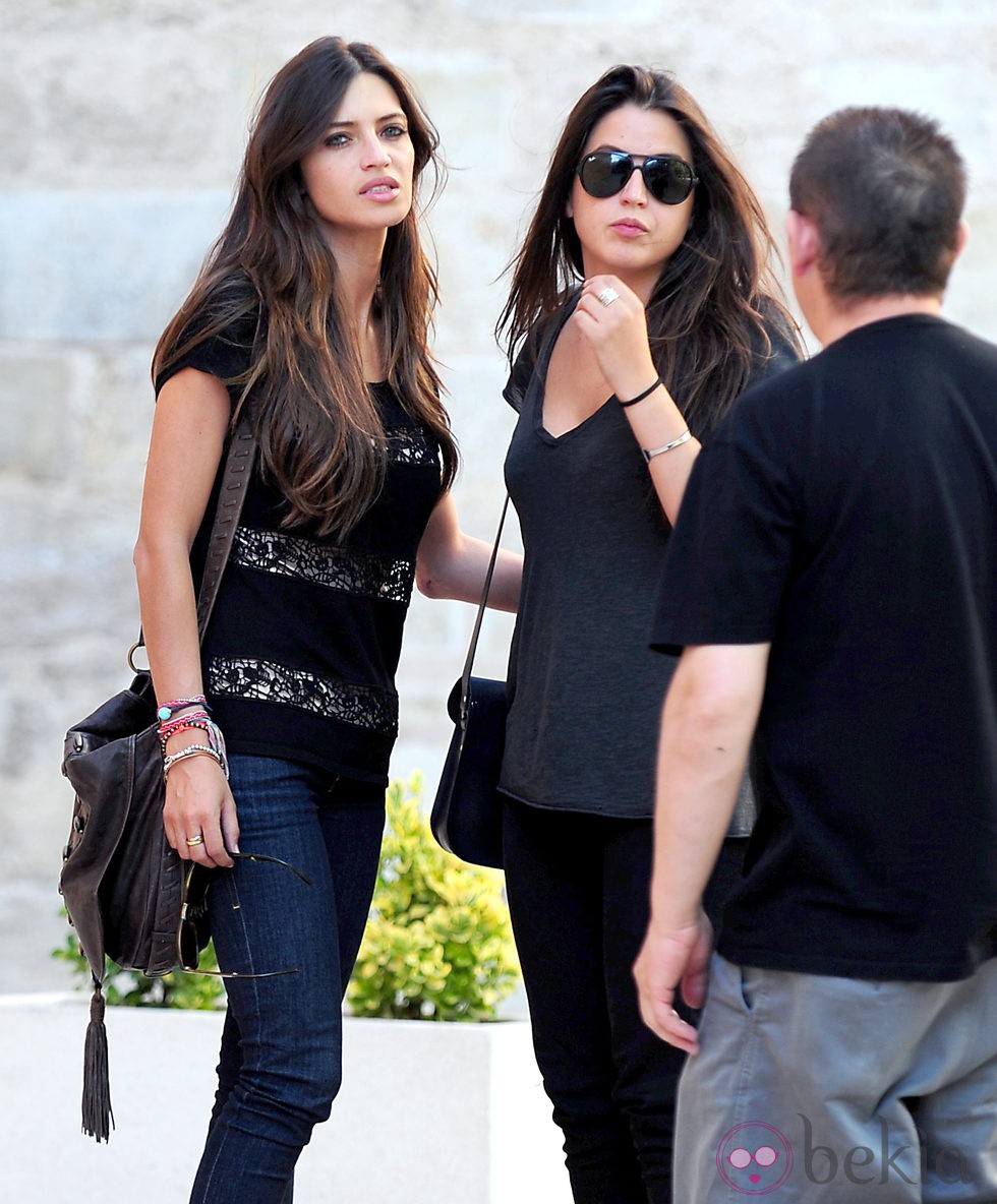 Sara Carbonero y su hermana Irene en el funeral de Santos Arévalo