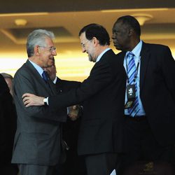 Mariano Rajoy y Mario Monti se saludan en la final de la Eurocopa 2012