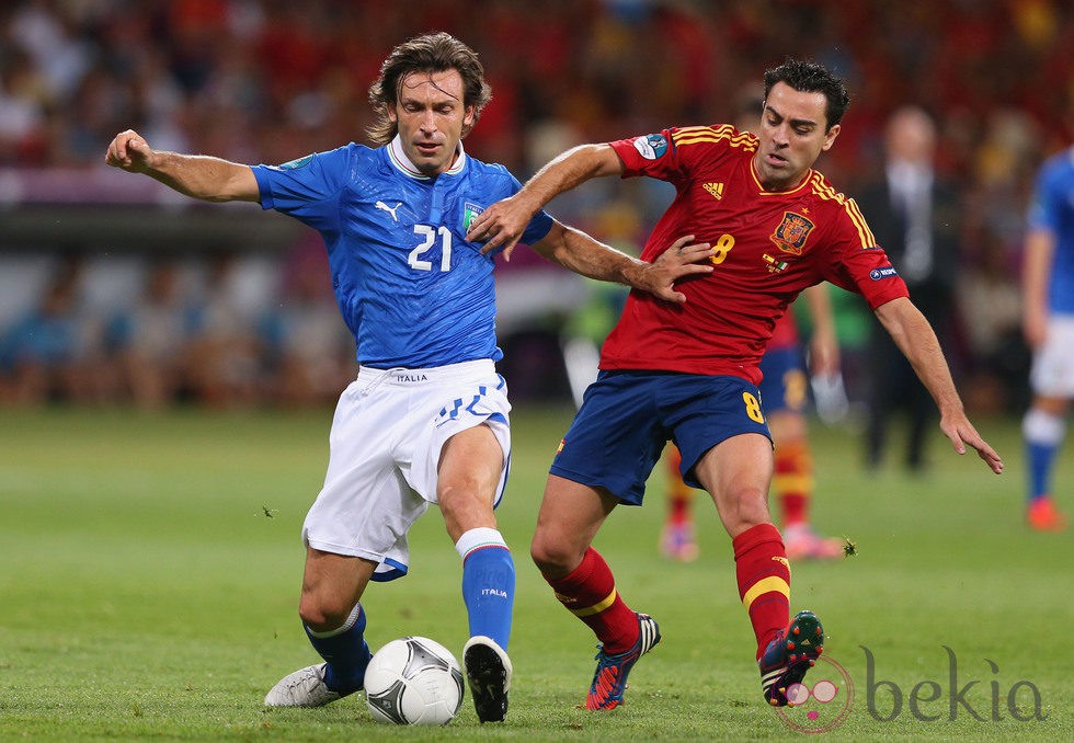 Pirlo y Xavi Hernández en la final de la Eurocopa 2012