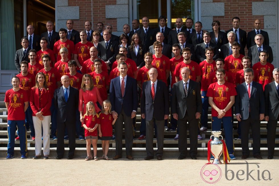 La Familia Real posa con la selección española en Zarzuela 