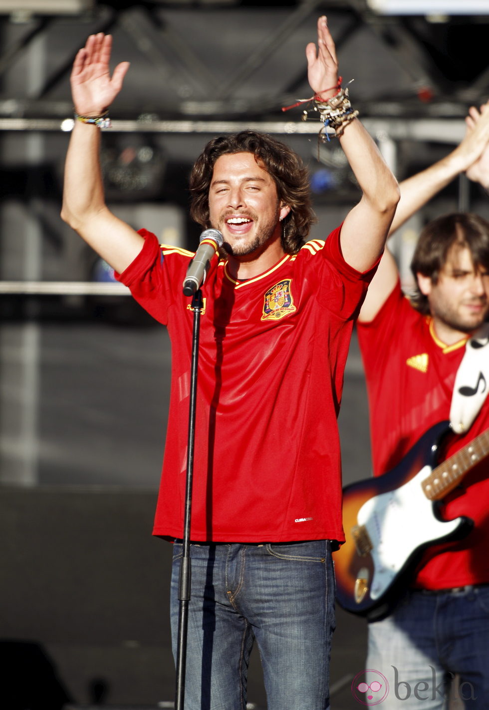 Manu Carrasco en el concierto celebrado por el triunfo de España en Cibeles