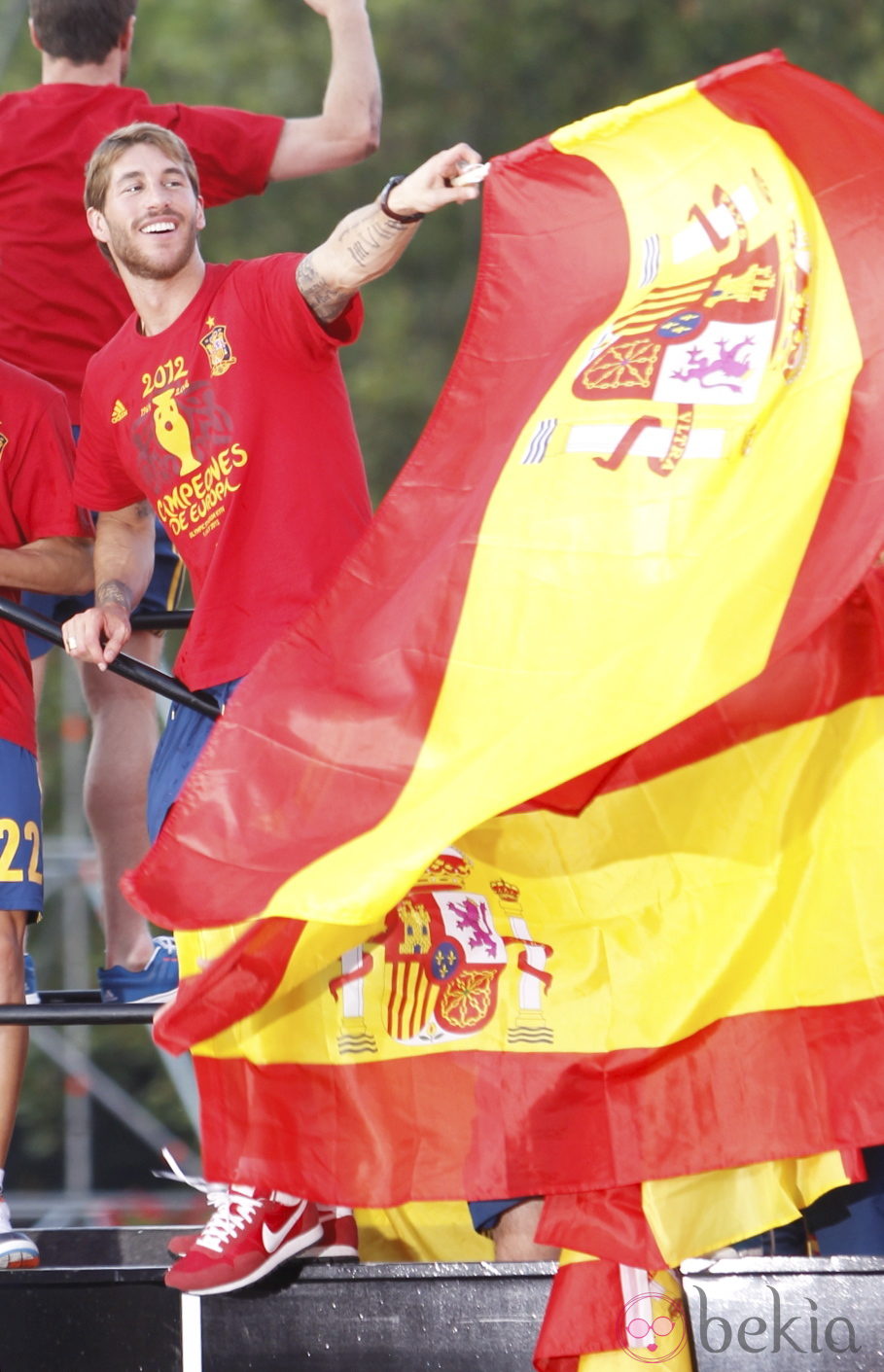 Sergio Ramos agita la bandera de España en la celebración en Madrid de la Eurocopa 2012