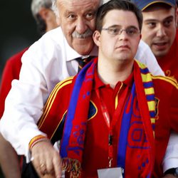 Vicente del Bosque con su hijo en el autobús camino de Cibeles celebrando la Eurocopa 2012
