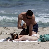 Sergio echa crema a Adriana Abenia durante sus vacaciones en Ibiza