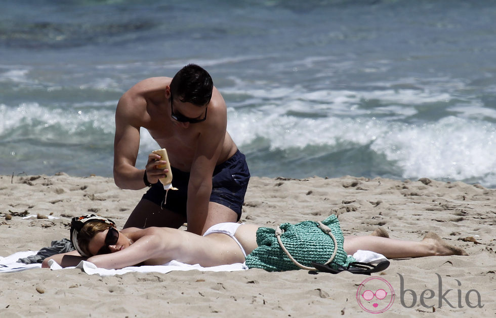 Sergio echa crema a Adriana Abenia durante sus vacaciones en Ibiza