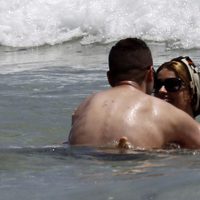 Adriana Abenia, muy cariñosa con su novio durante sus vacaciones en Ibiza