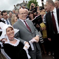Alberto de Mónaco durante una visita a Saint-Cast Le Guildo