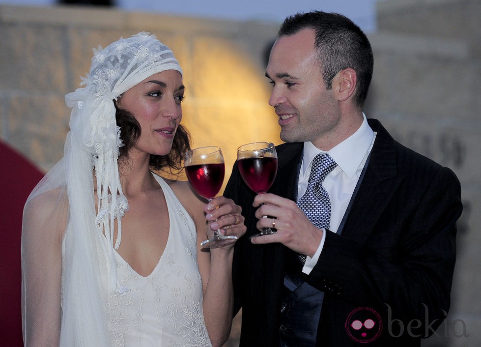 Andrés Iniesta y Anna Ortiz brindando el día de su boda