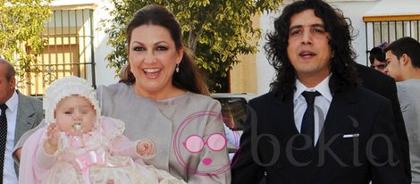 Niña Pastori y Chaboli en el bautizo de su primera hija Pastora