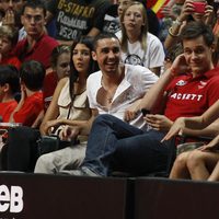 Christian Gálvez, Almudena Cid y Canco Rodríguez viendo a la selección de baloncesto