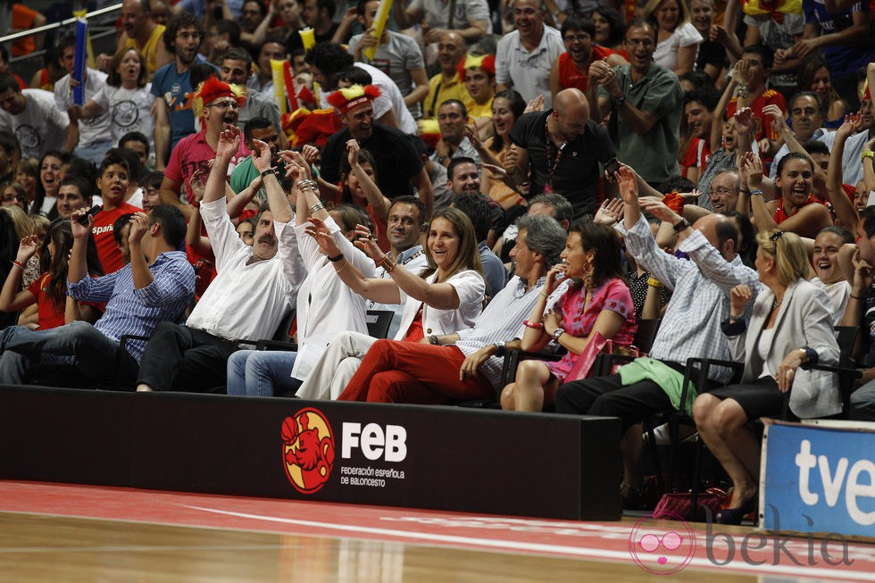 La infanta Elena hace la ola a la Selección de Baloncesto