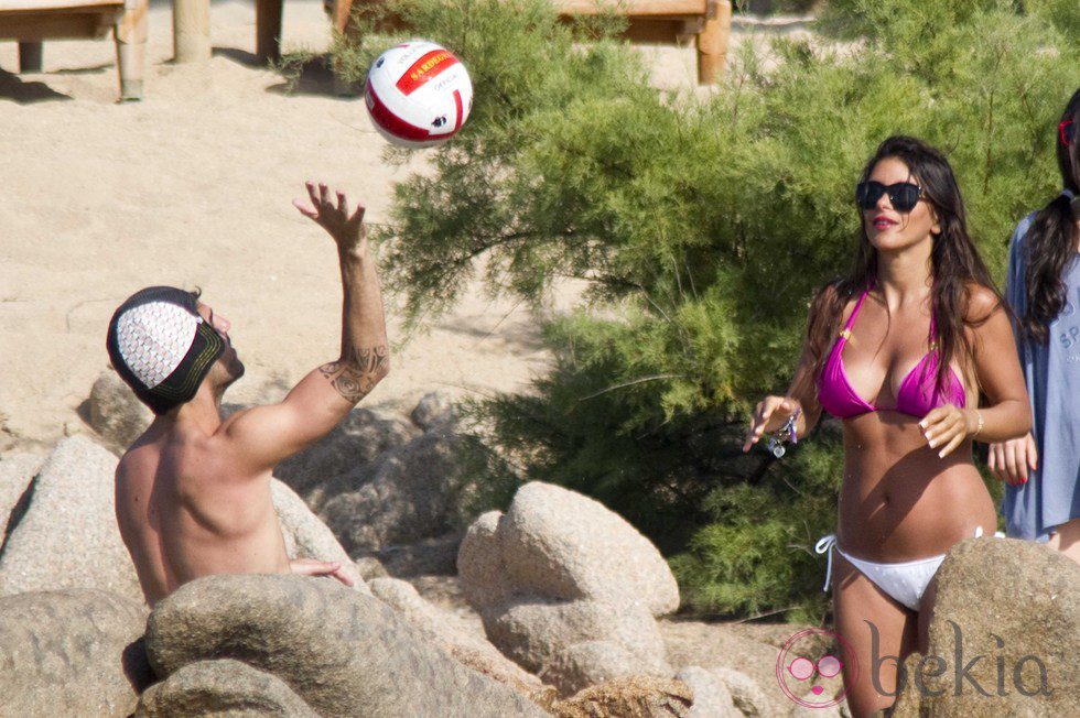Cesc Fábregas y Daniella Semaan juegan con el balón de vacaciones en Cerdeña