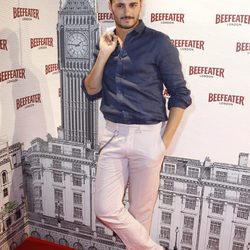 Asier Etxeandia en la exposición de los tocados de Philip Treacy