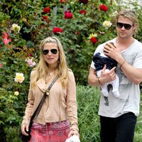 Elsa Pataky y Chris Hemsworth con su hija India Rose paseando por Santa Mónica