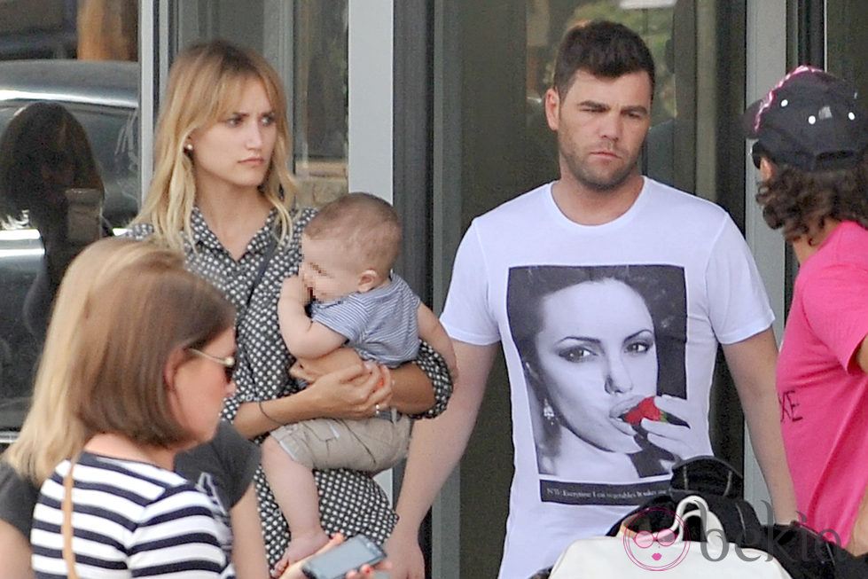 Alba Carrillo y Fonsi Nieto llegan a Ibiza con su hijo Lucas