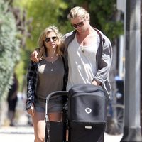 Elsa Pataky y Chris Hemsworth pasean por Santa Mónica con India Rose