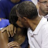 Barack y Michelle Obama se dan un beso