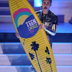 Justin Bieber posa con su premio en los Teen Choice Awards 2012