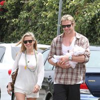 Elsa Pataky y Chris Hemsworth pasean con India Rose por California